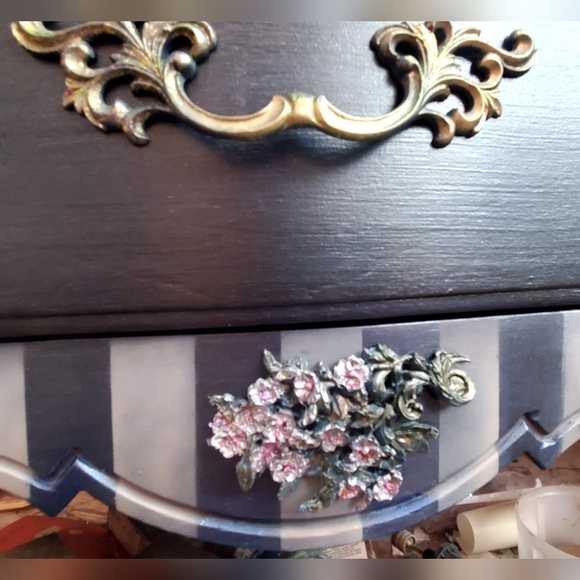 ANTIQUE THOMASVILLE FRENCH PROVENCIAL 9 drawer dresser - Picture 2 of 16